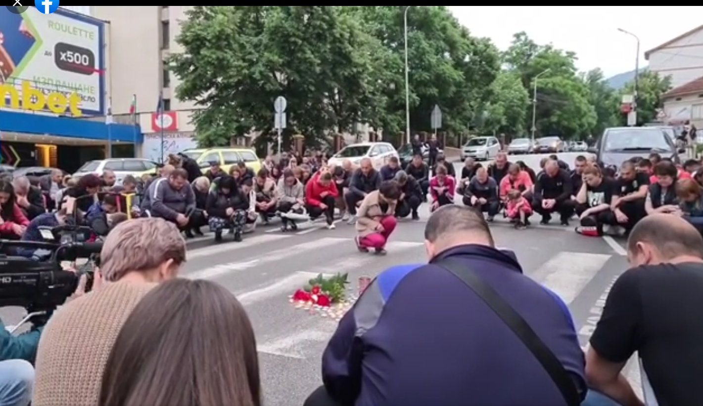 Петричани се събраха на мълчалив протест в памет на зверски убития Самуил