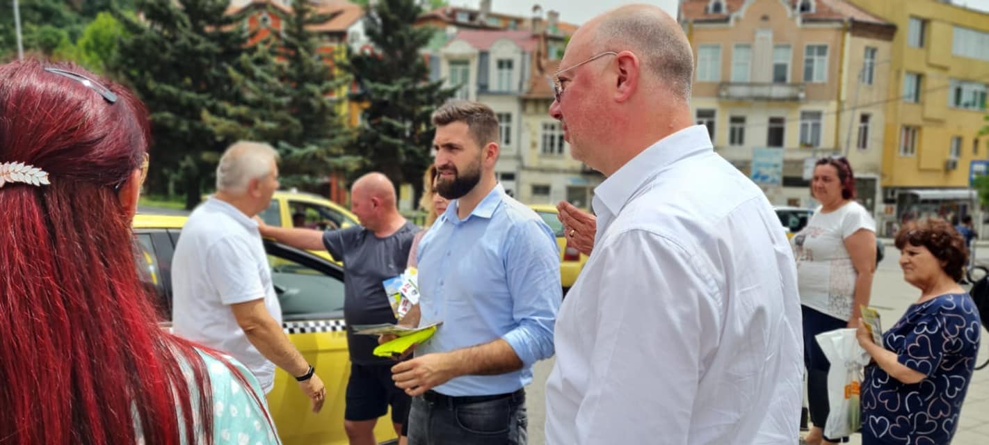 Росен Желязков и Андон Тодоров се срещнаха с таксиметрови шофьори в Благоевград