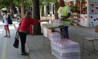 В Сандански раздават безплатна вода заради жегите