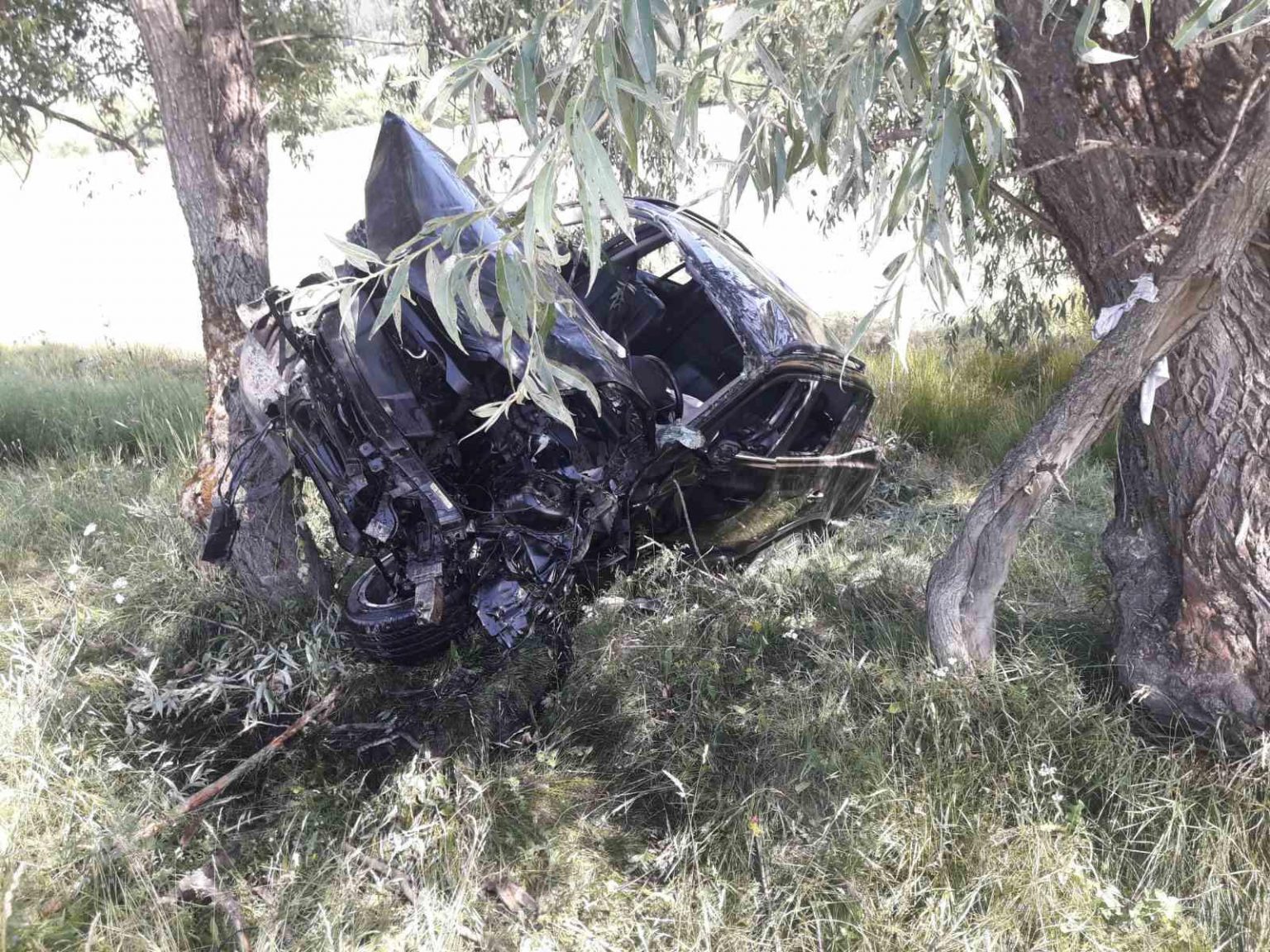 Автомобил с пет момичета се заби в дърво, едно загина