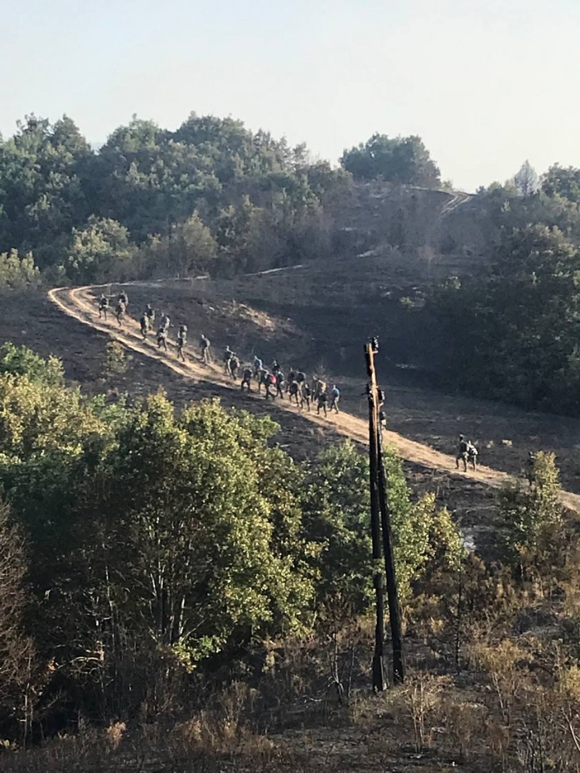 И военни се включиха в гасенето на пожара край Петрово