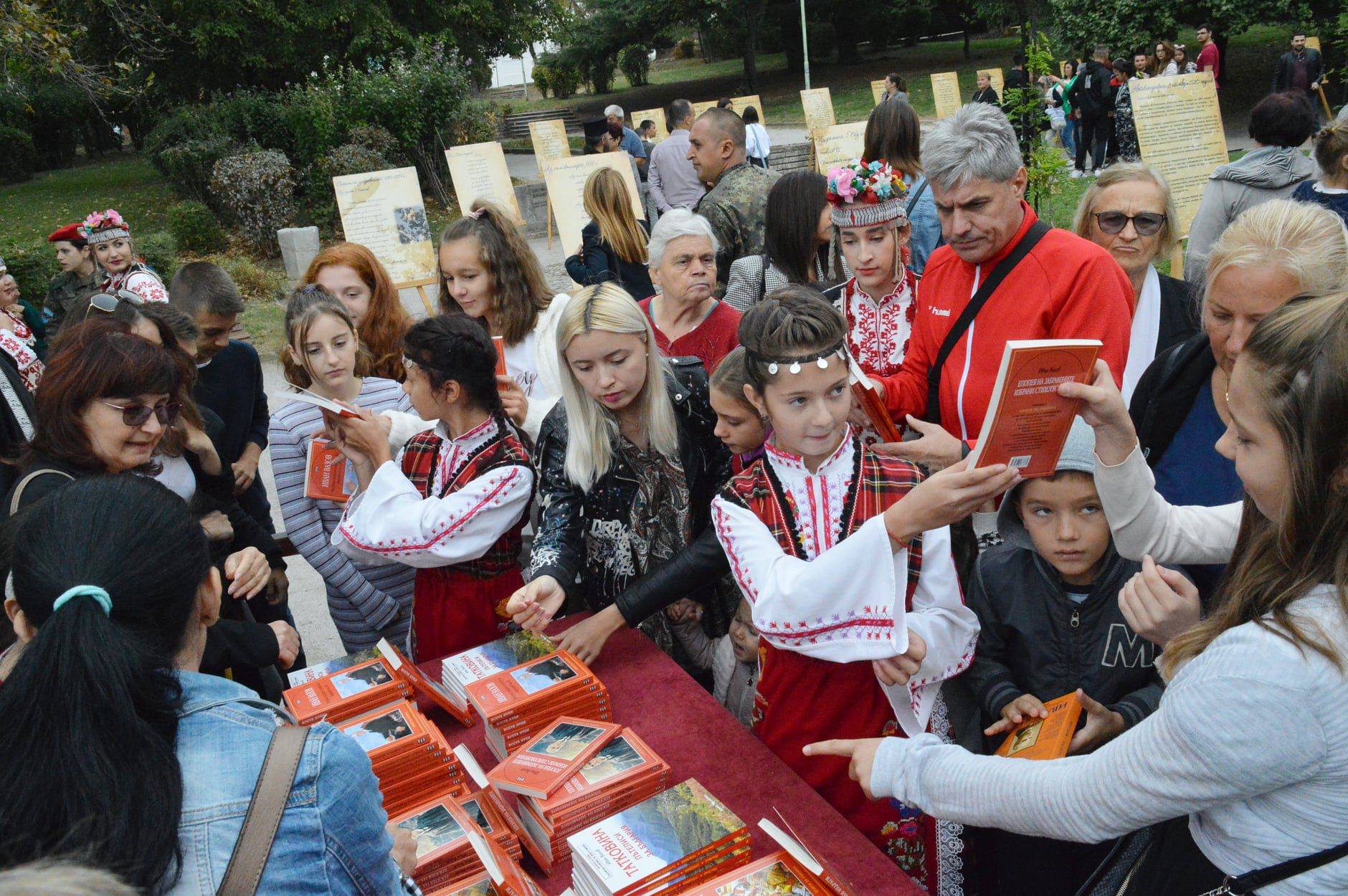 100 книги на Вазов подариха в Сандански в памет на Патриарха на българската литература