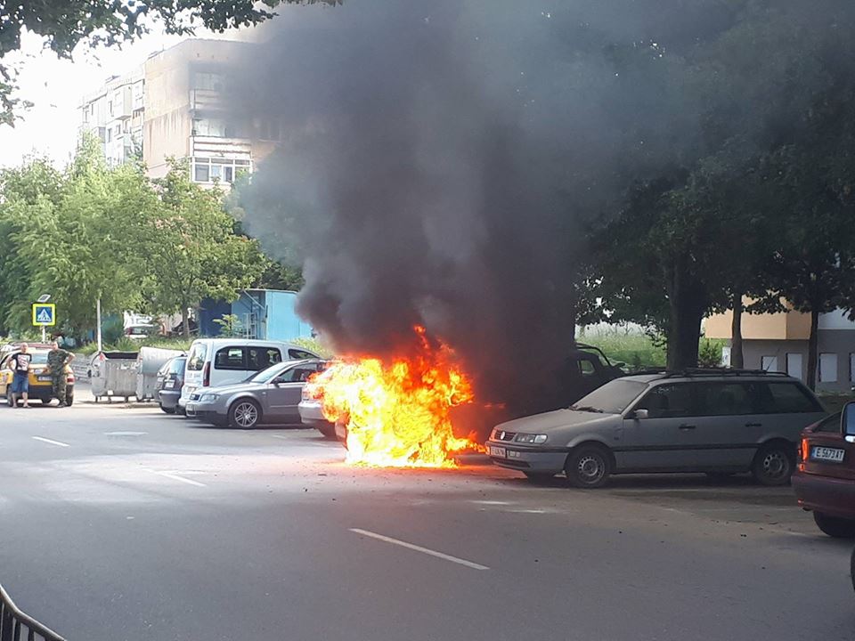 Джип се възпламени и изгоря в кв.Струмско