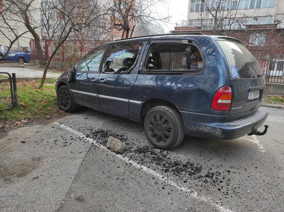 Арестуваха вандал, изпотрошил 21 автомобила в Благоевград