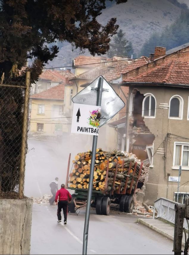 Камион с дърва се вряза в къща в Белица, разруши я