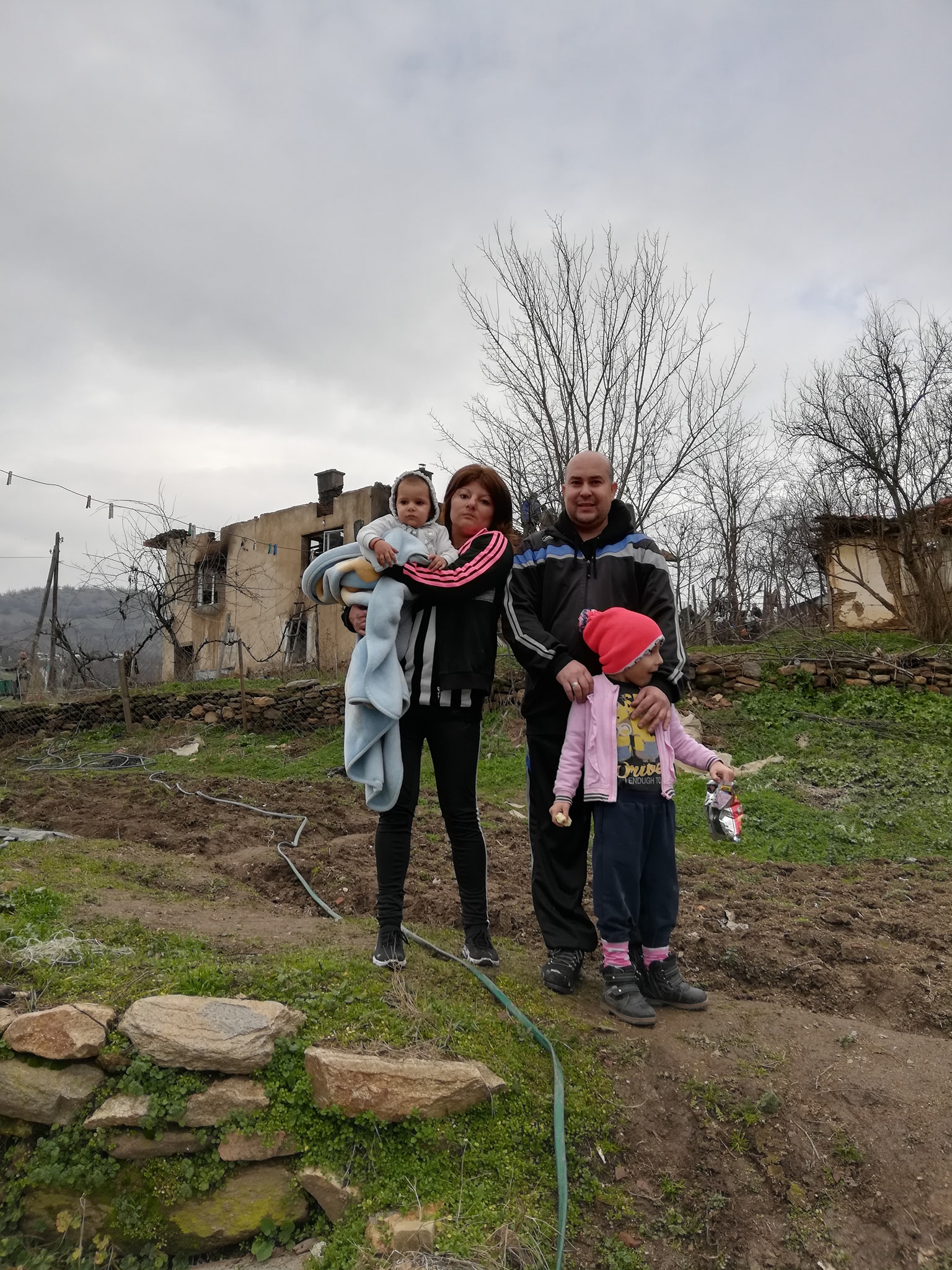 Добри хора помагат на семейство от петричко село, останало без дом след  пожар