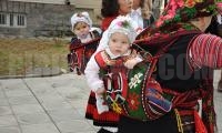 Пъстро хоро за Бабинден в Разлог