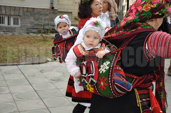 Пъстро хоро за Бабинден в Разлог