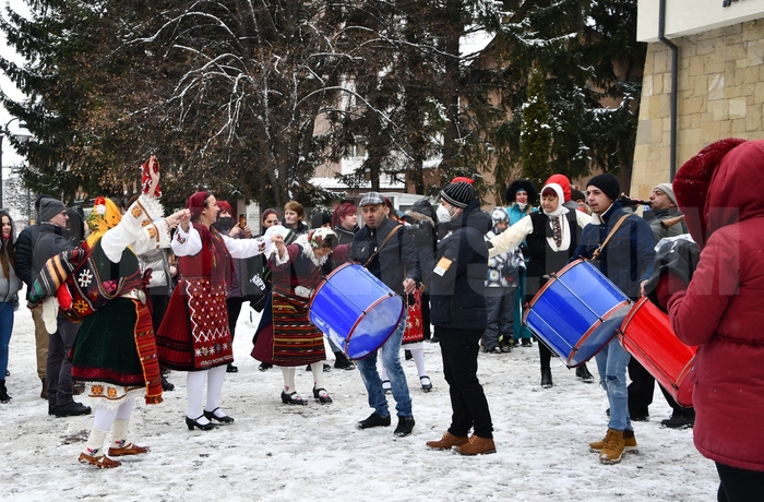 Баби и бабинчета друснаха хорце в Разлог