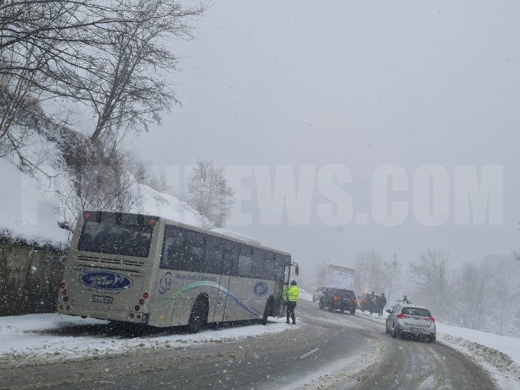 Закъсали коли и автобус на прохода Предел