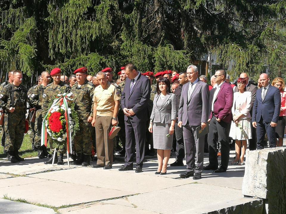 Караянчева и Разлог се поклониха пред подвига на героите от Илинденското въстание