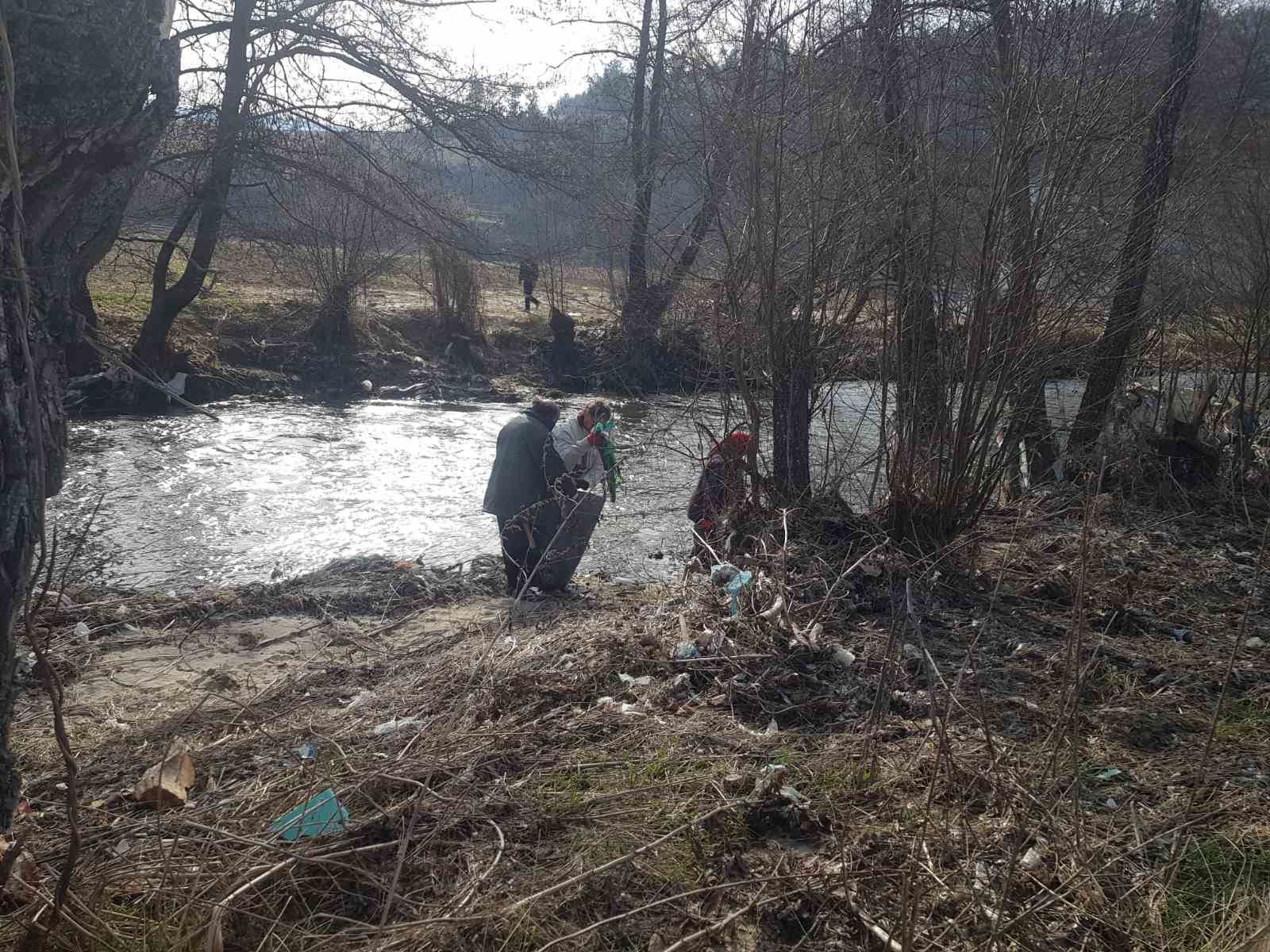 В Белица  запретнаха ръкави, за да изчистят коритото на р.Места