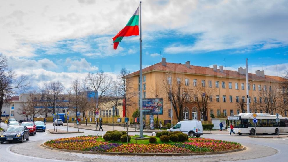 Пъстри цветя красят Благоевград