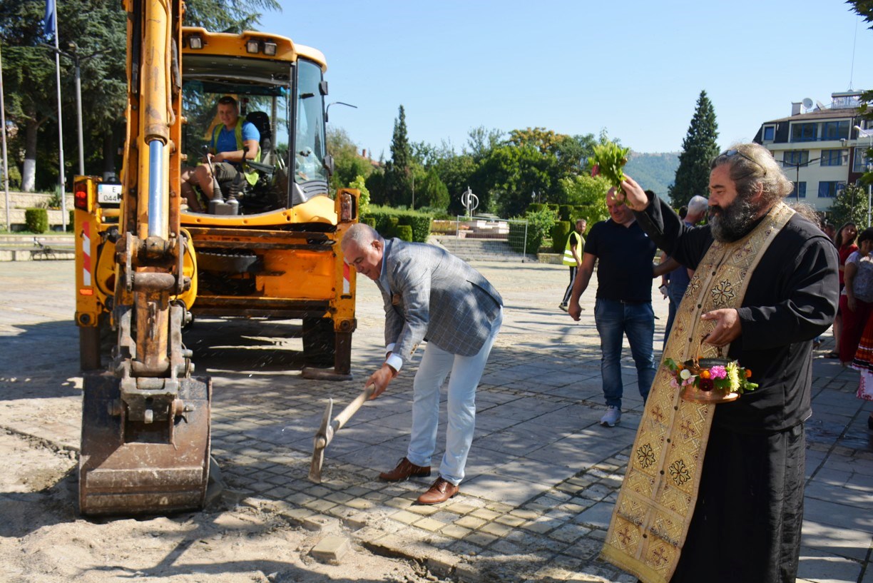 Първа копка на новия център на Симитли за 2 млн.лева