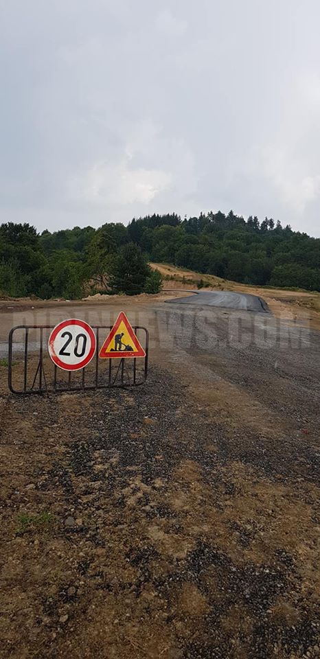 В Струмяни ликуват, положиха се първите метри асфалт на бъдещото ГКПП-Клепало