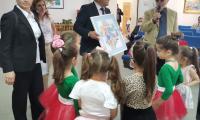 Кметът на Гоце Делчев Владимир Москов дари книги на българското училище в Кавала