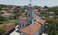 Покривът на най-голямата църква в Струмяни се нуждае от спешен ремонт след силна буря