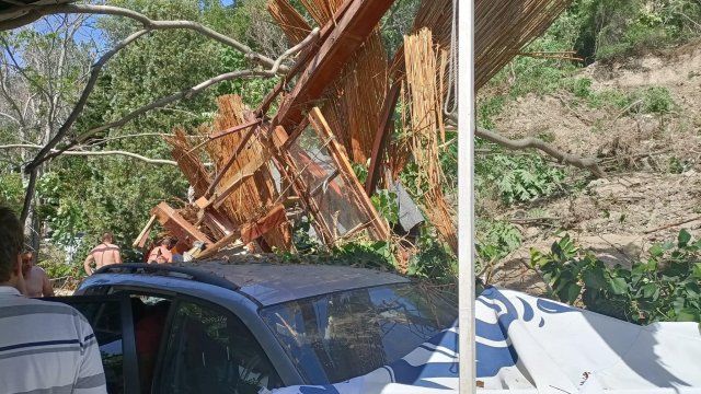 Свлачище затрупа двама души край Албена,разруши и заведение