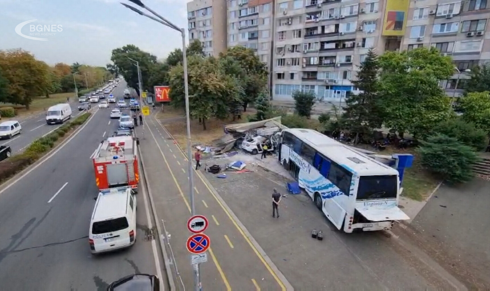 Двама полицаи загинаха в Бургас, след като автобус с мигранти блъска патрулка