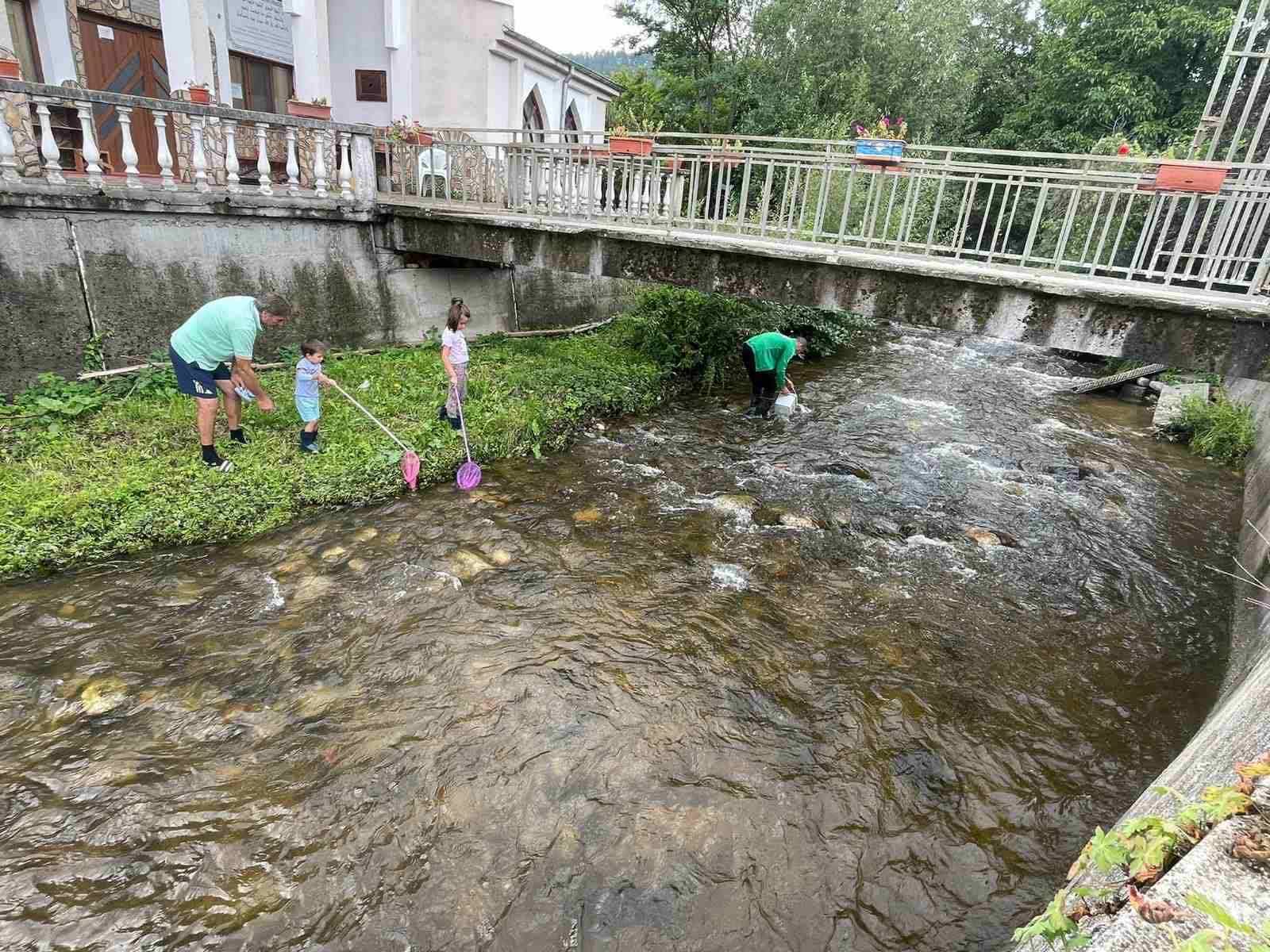 С грижа за природата 1500 балкански пъстърви бяха пуснати в реките Вотрачка и Белишка.