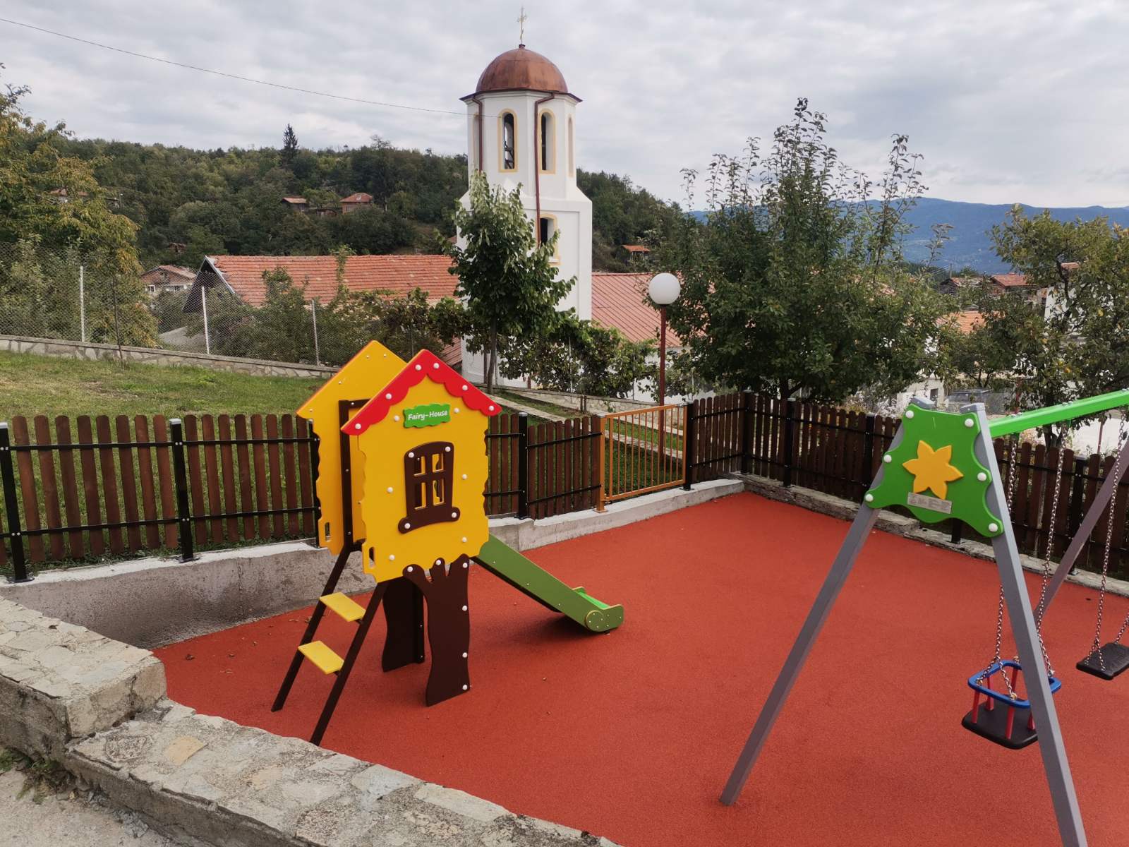 В село Кремен имат нова детска площадка