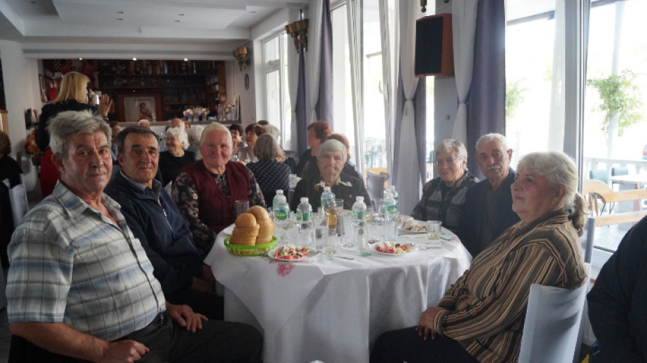 Поздрав, цвете и уважение за пенсионерите в Струмяни