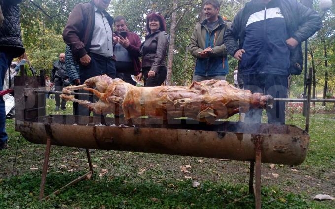 С чеверме и вино горски изненадаха гости на земеделския панаир в Гоце Делчев