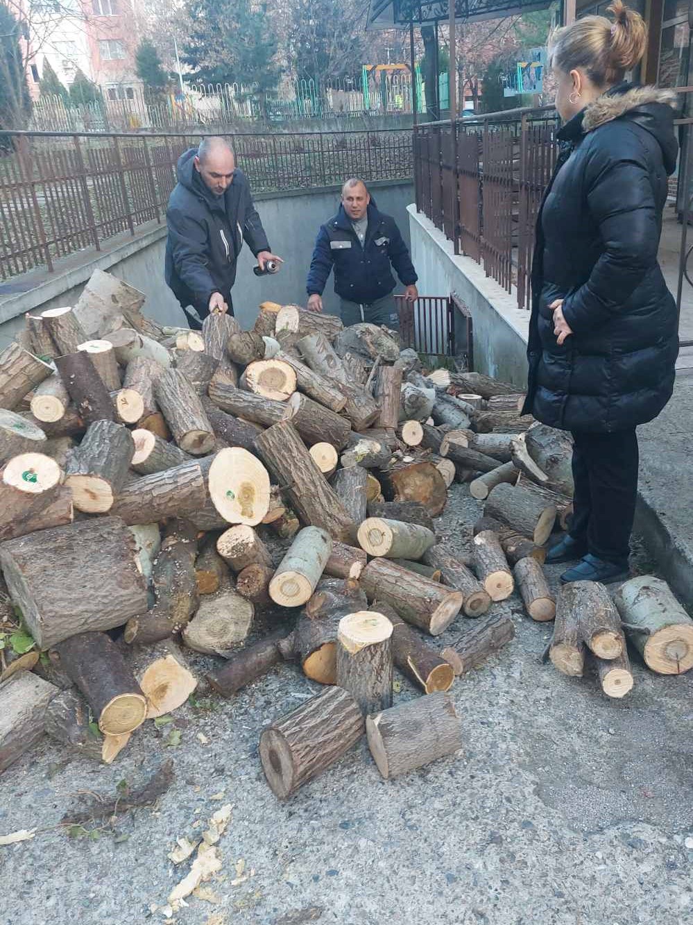 Община Благоевград продължава да предоставя дървесина за огрев на хора в нужда