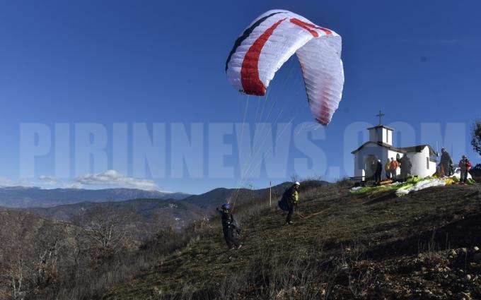 Небето над Симитли събра най-добрите парапланеристи