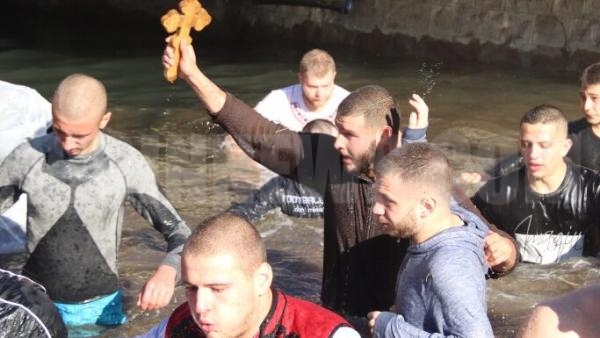 Мирослав Пейчев хвана за втори път кръста в река Градска в Гоце Делчев
